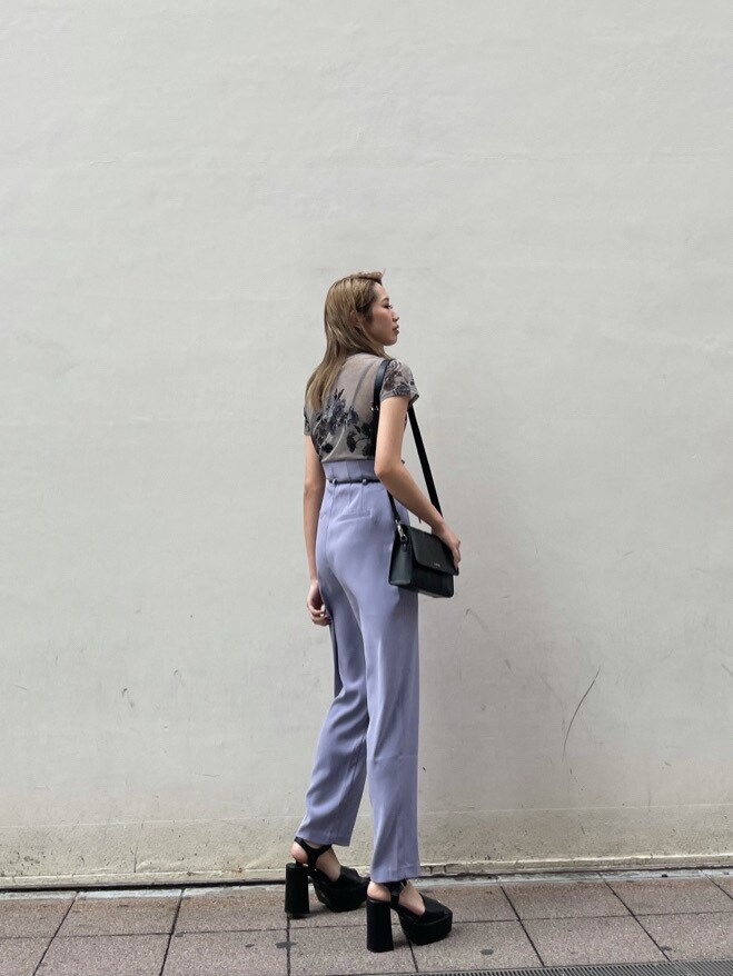 パープル系のその他パンツ、ブラック系のショルダーバッグ、ブラック系のサンダルを着用したレディースの春コーディネートの4枚目の写真