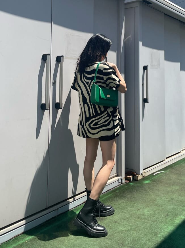 ブラック系のブーツ、ブラック系のその他パンツ、ブラック系のTシャツ/カットソーを着用したレディースの春コーディネートの2枚目の写真