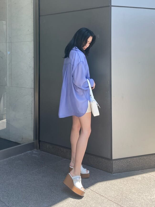 ホワイト系のTシャツ/カットソー、ホワイト系のスカート、ホワイト系のサンダルを着用したレディースの春コーディネートの2枚目の写真