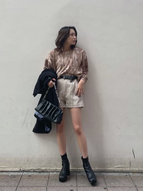 ブラック系のその他アウター、ブラック系のショルダーバッグ、ベージュ系のニット/セーターを着用したレディースの冬コーディネートの3枚目の写真