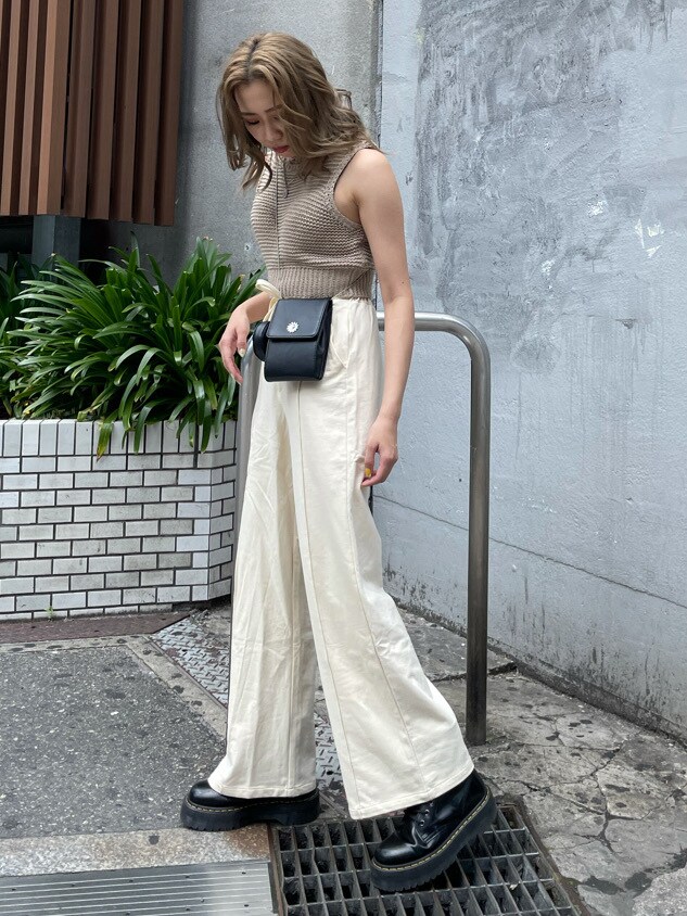 ホワイト系のスウェットパンツ、ベージュ系のタンクトップ、シルバー系のネックレスを着用したレディースの春コーディネートの5枚目の写真