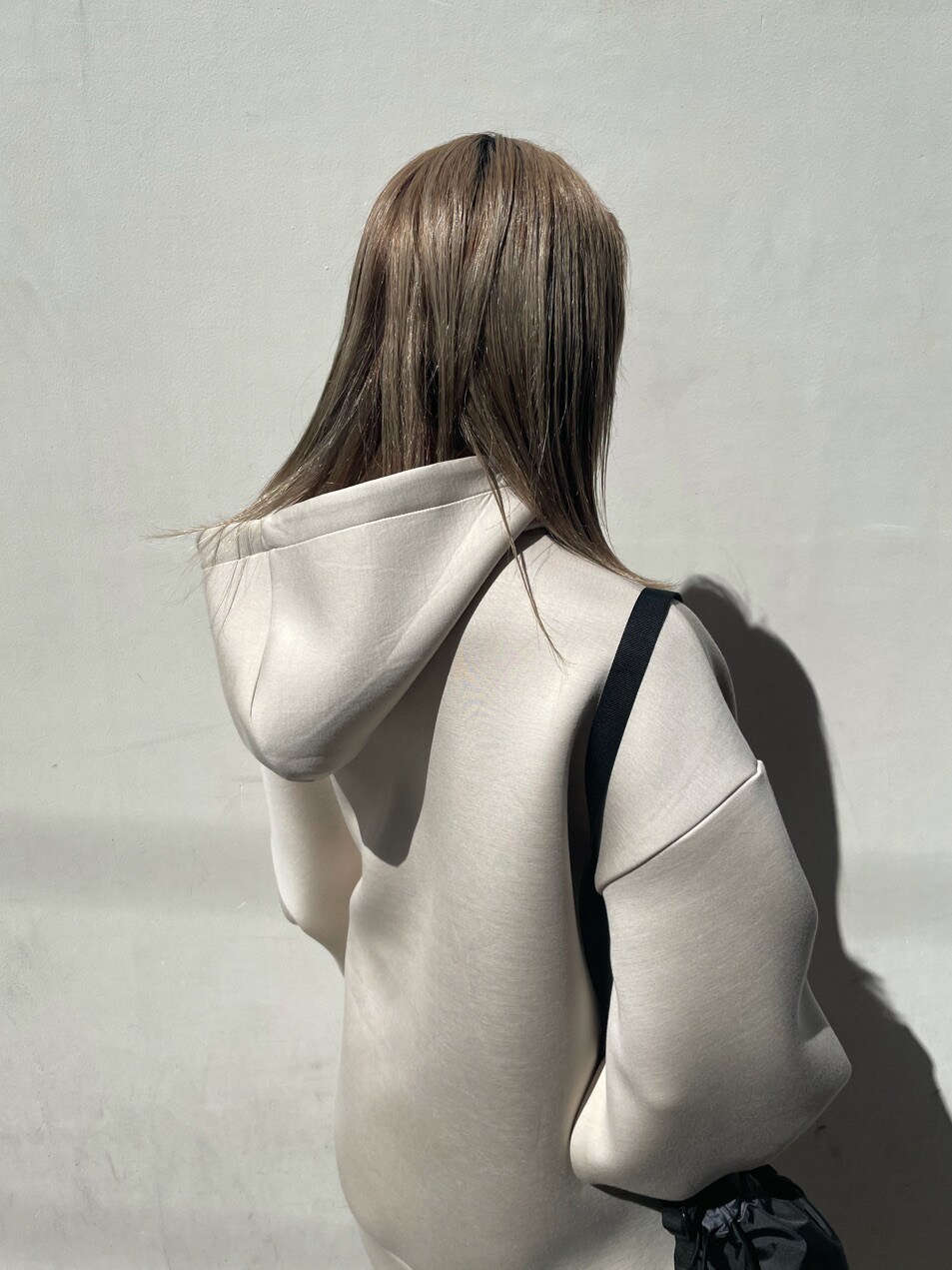 ブラック系のスカート、ブラック系のポーチを着用したレディースの春コーディネートの7枚目の写真