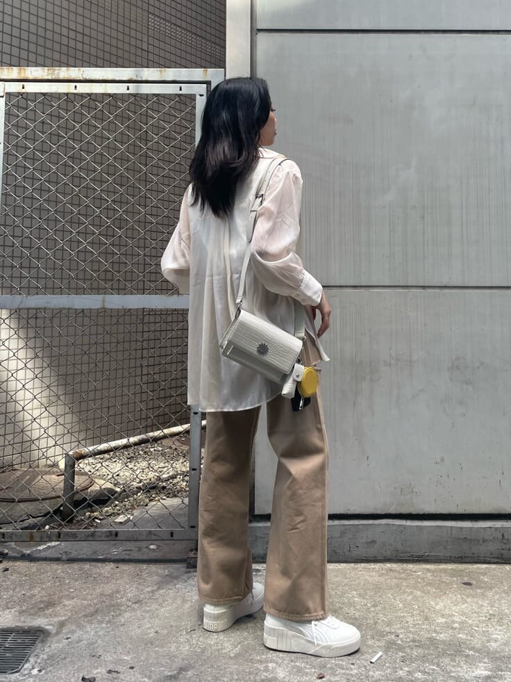 ホワイト系のTシャツ/カットソー、ホワイト系のスニーカー、ホワイト系のシャツ/ブラウスを着用したレディースの夏コーディネートの2枚目の写真