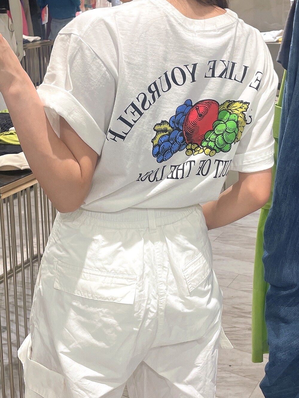 ホワイト系のカーゴパンツ、ホワイト系のTシャツ/カットソー、ブラック系のブーツを着用したレディースの春コーディネートの3枚目の写真