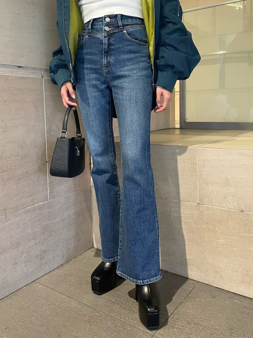 ブルー系のMA-1、ブラック系のブーツ、ブルー系のデニムパンツを着用したレディースの秋コーディネートの8枚目の写真