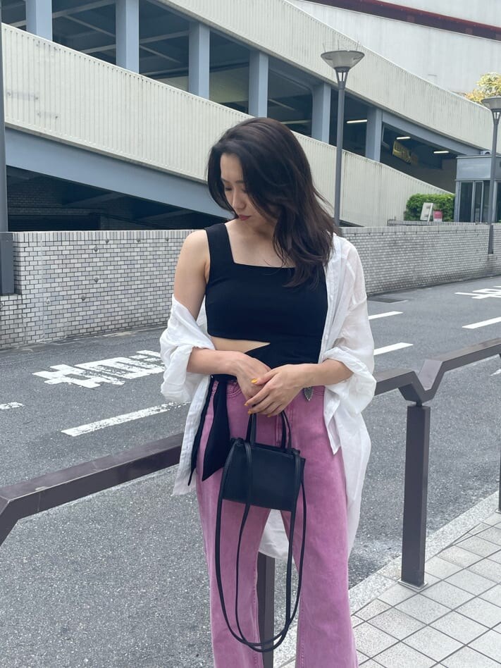 ブラック系のTシャツ/カットソー、ピンク系のデニムパンツ、ホワイト系のシャツ/ブラウスを着用したレディースの夏コーディネートの4枚目の写真