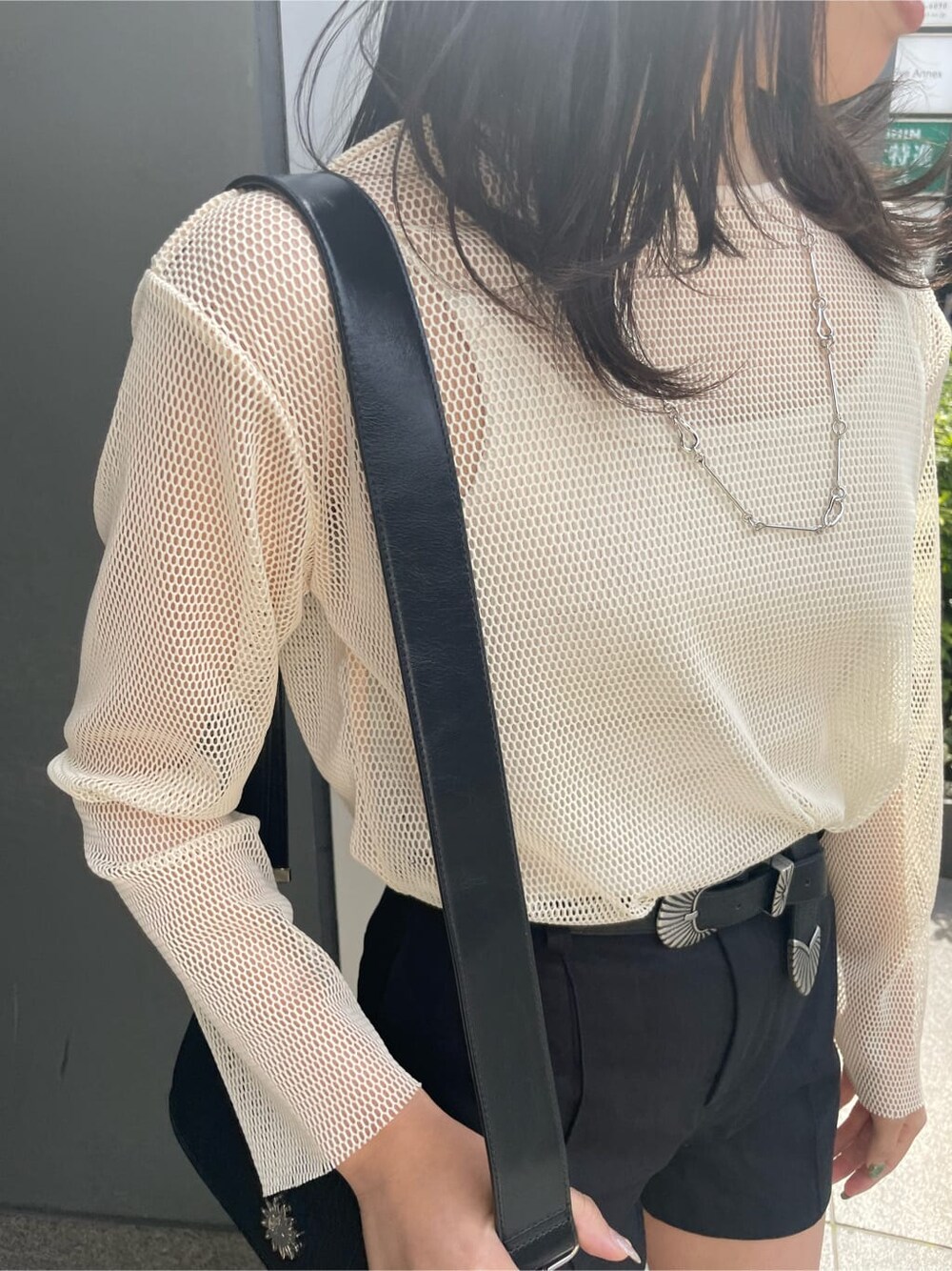 ブラック系のブーツ、ブラック系のその他パンツ、ホワイト系のTシャツ/カットソーを着用したレディースの春コーディネートの7枚目の写真