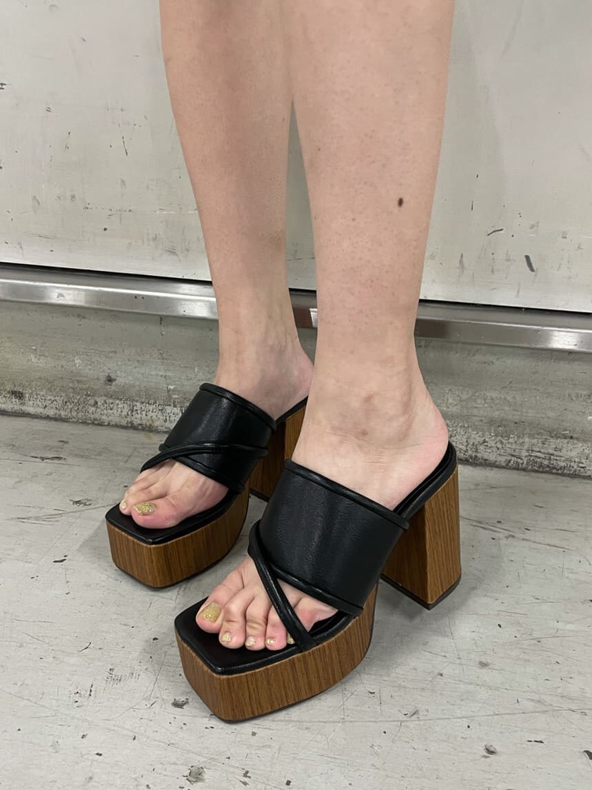 ブラック系のつなぎ/オールインワン、ブラック系のサンダル、ホワイト系のTシャツ/カットソーを着用したレディースの夏コーディネートの6枚目の写真