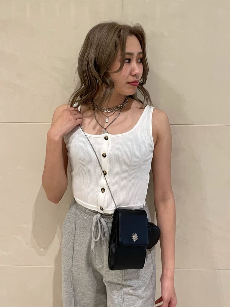 グレー系のスウェットパンツ、ホワイト系のタンクトップ、シルバー系のネックレスを着用したレディースの夏コーディネートの3枚目の写真