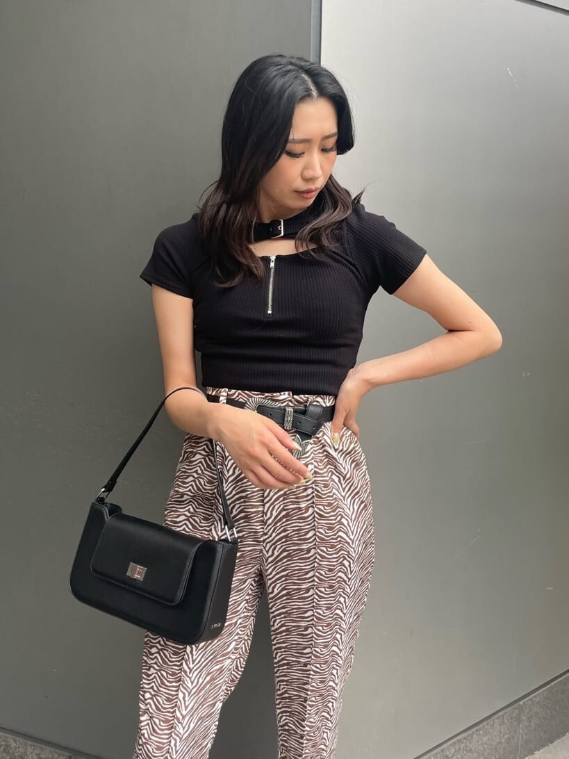 その他のその他パンツ、ブラック系のショルダーバッグ、ブラック系のTシャツ/カットソーを着用したレディースの春コーディネートの3枚目の写真