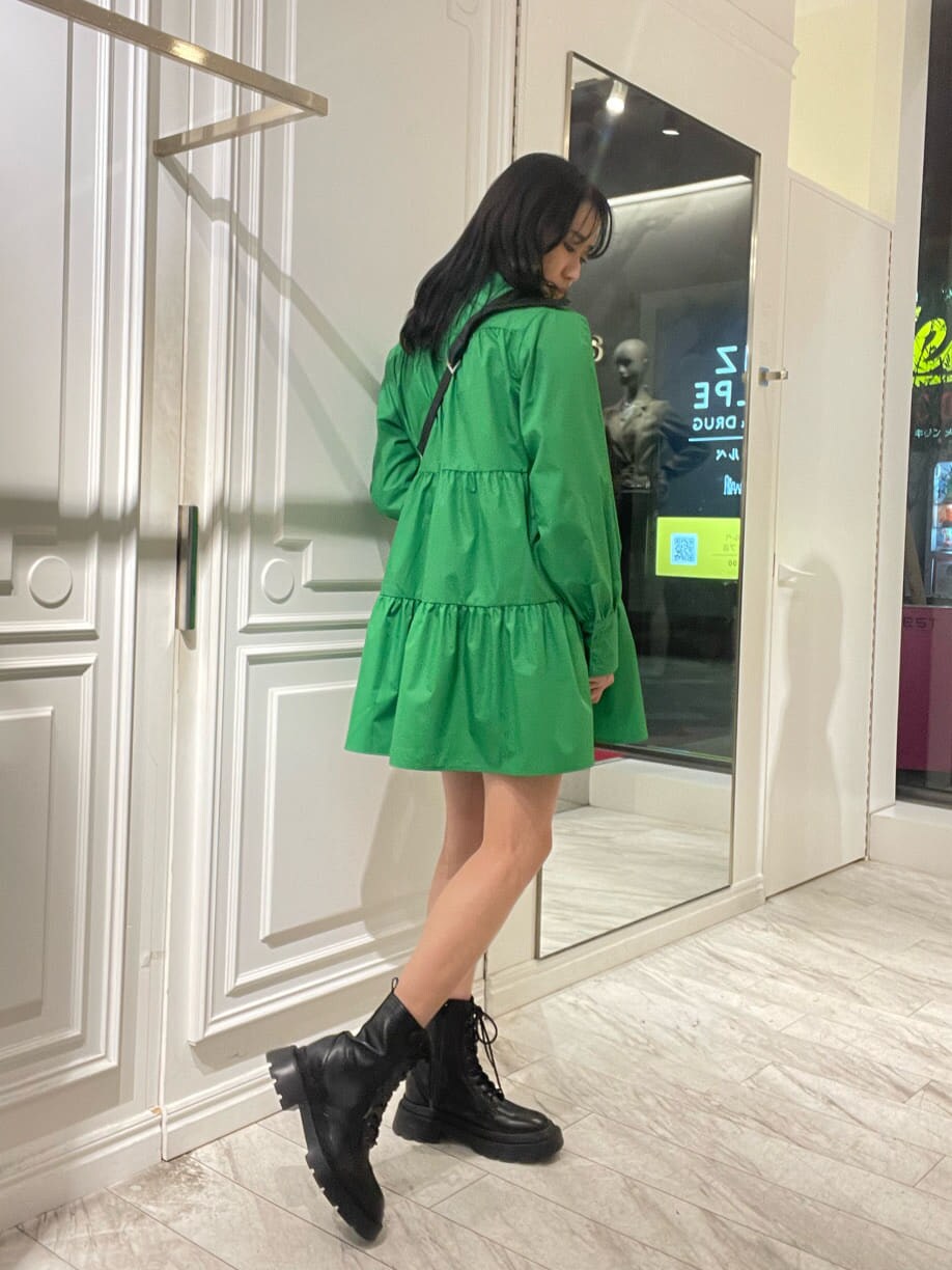 ブラック系のブーツ、グリーン系のシャツワンピース、ブラック系のボディバッグ/ウエストポーチを着用したレディースの冬コーディネートの2枚目の写真