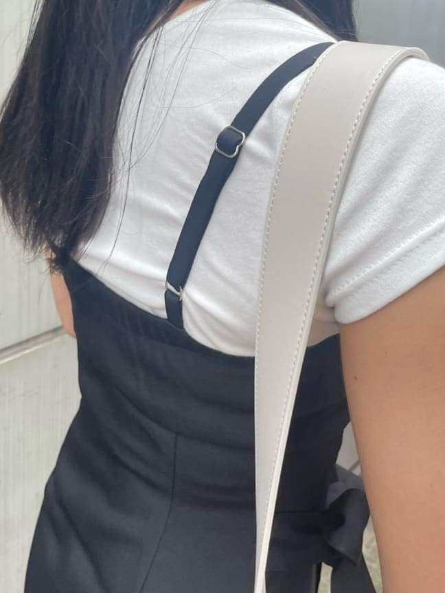 ホワイト系のTシャツ/カットソー、ブラック系のサロペット/オーバーオール、ホワイト系のショルダーバッグを着用したレディースの夏コーディネートの7枚目の写真