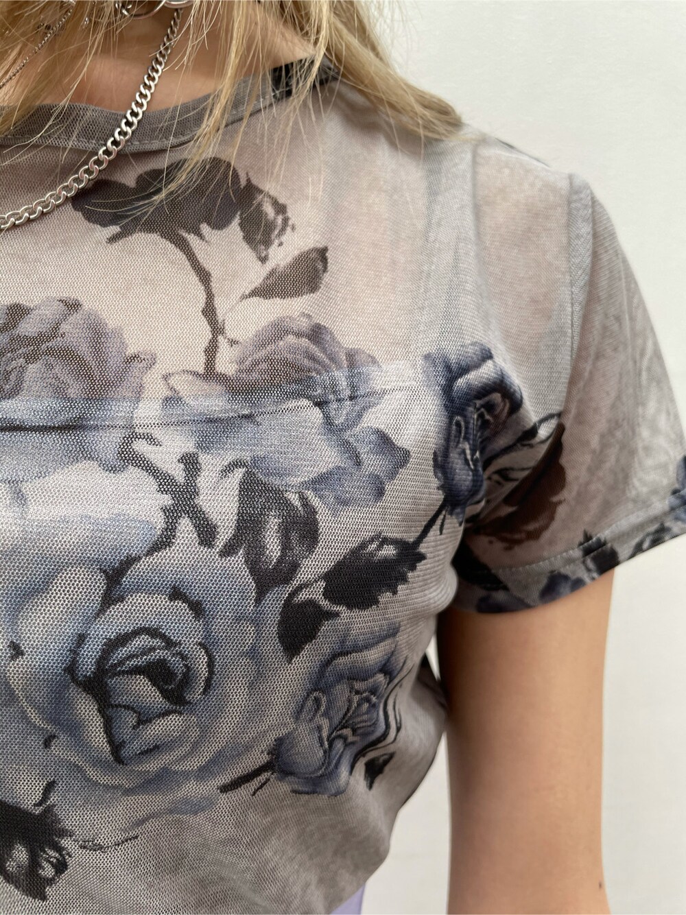 パープル系のその他パンツ、ブラック系のショルダーバッグ、ブラック系のサンダルを着用したレディースの春コーディネートの5枚目の写真