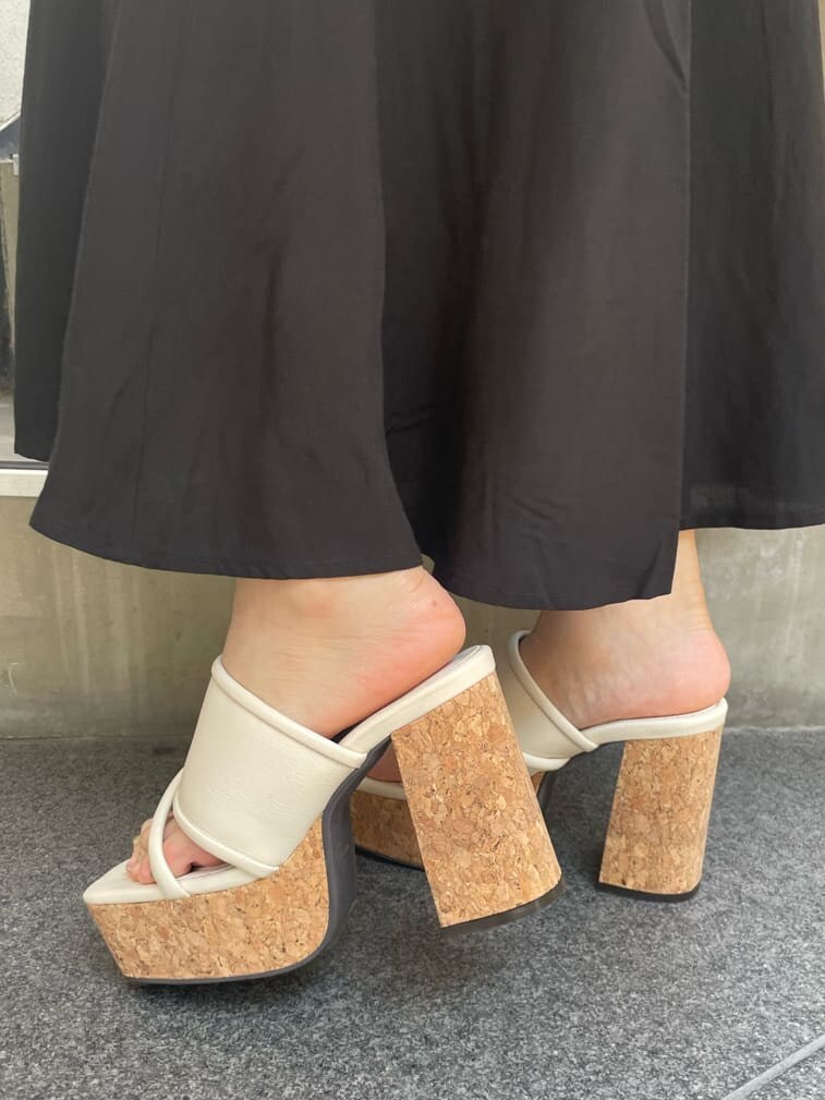 ブラック系のキャミソール、ブラック系のシャツ/ブラウス、ホワイト系のショルダーバッグを着用したレディースの夏コーディネートの8枚目の写真