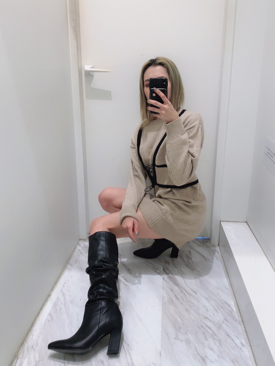 ブラック系のブーツを着用したレディースの秋コーディネートの3枚目の写真