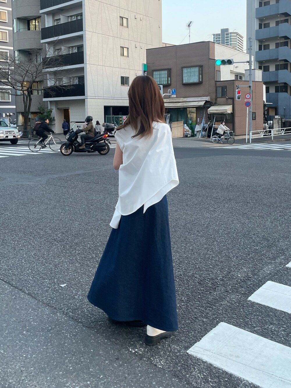 ホワイト系のシャツ/ブラウス、ブルー系のワンピース、ホワイト系のブーツを着用したレディースの春コーディネートの3枚目の写真