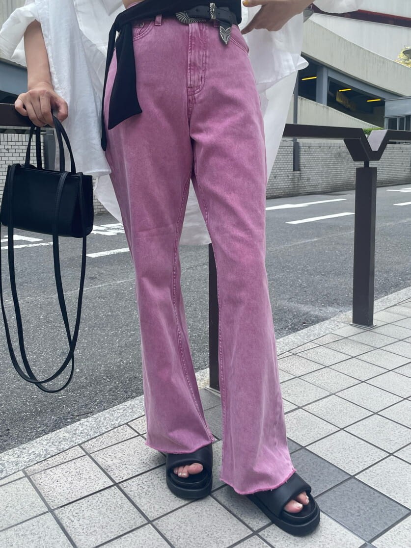 ブラック系のTシャツ/カットソー、ピンク系のデニムパンツ、ホワイト系のシャツ/ブラウスを着用したレディースの夏コーディネートの9枚目の写真