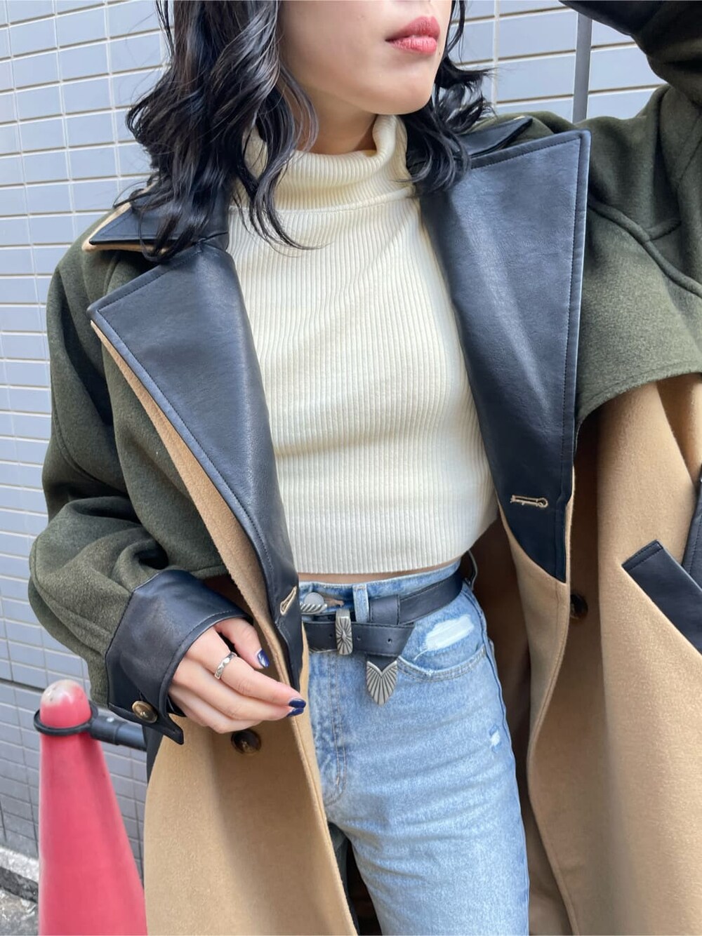 ブルー系のデニムパンツ、ブラック系のブーツ、ホワイト系のニット/セーターを着用したレディースの冬コーディネートの7枚目の写真
