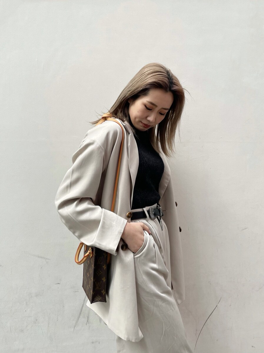 グレー系のテーラードジャケット、ブラック系のパンプス、ブラック系のタンクトップを着用したレディースの春コーディネートの2枚目の写真