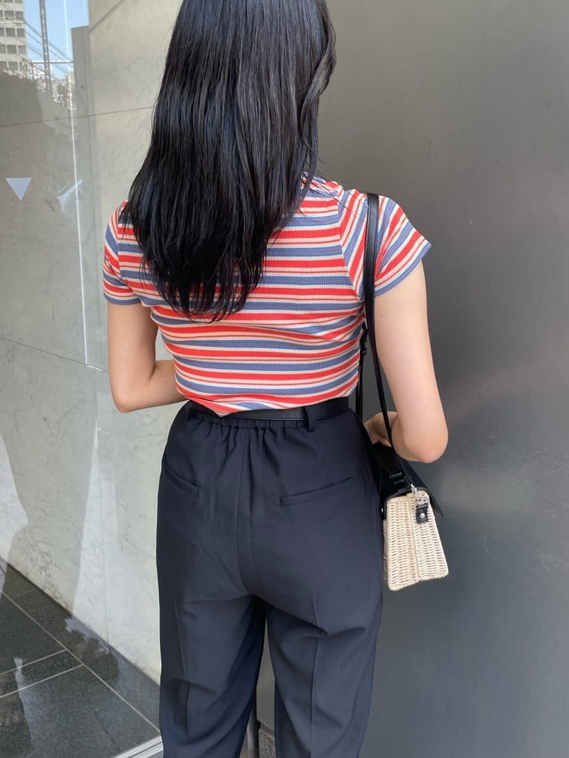 ブラック系のその他パンツ、オレンジ系のTシャツ/カットソー、ブラック系のショルダーバッグを着用したレディースの夏コーディネートの4枚目の写真