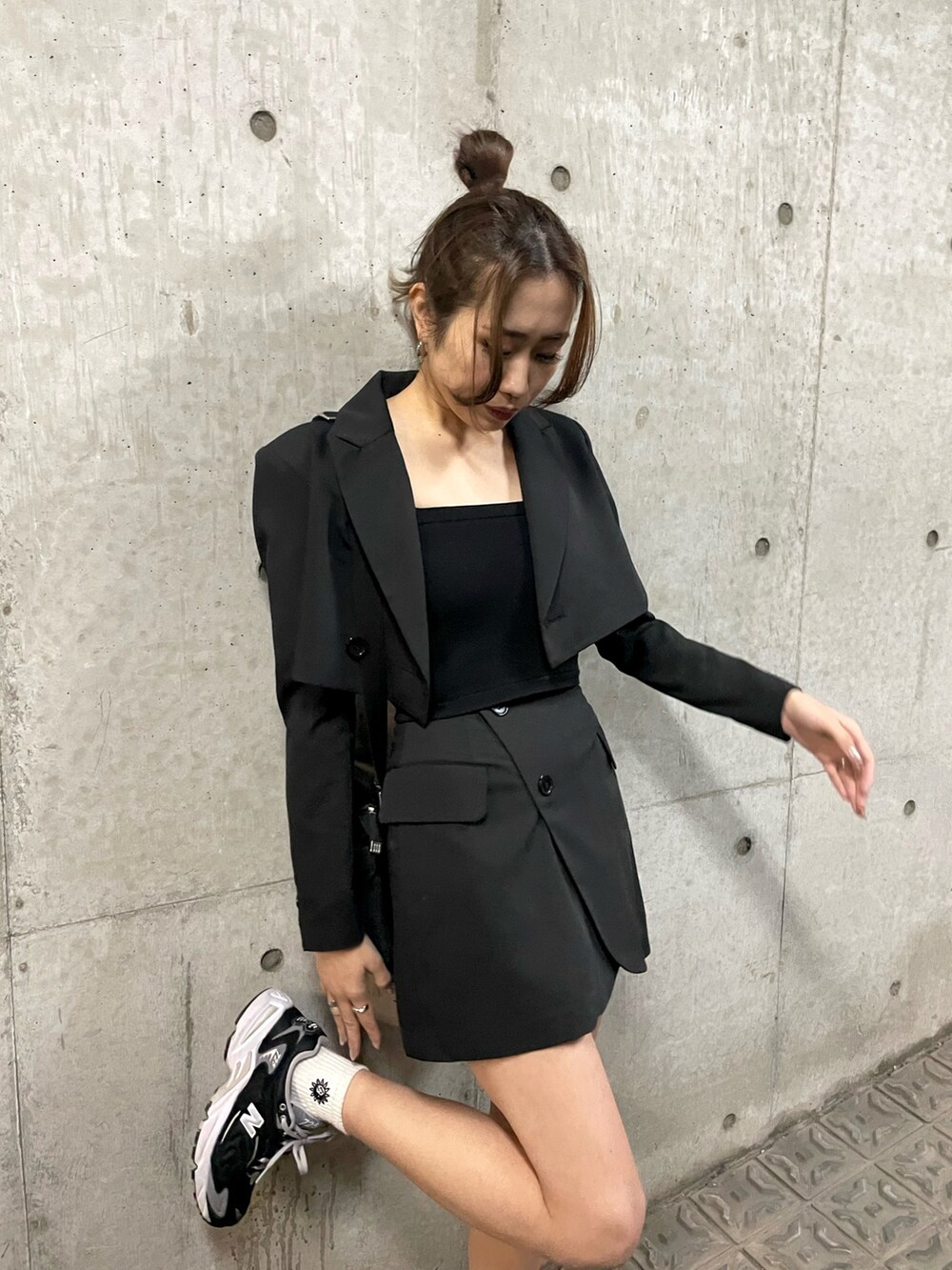 ブラック系のテーラードジャケット、ブラック系のスカート、ブラック系のニット/セーターを着用したレディースの春コーディネートの3枚目の写真