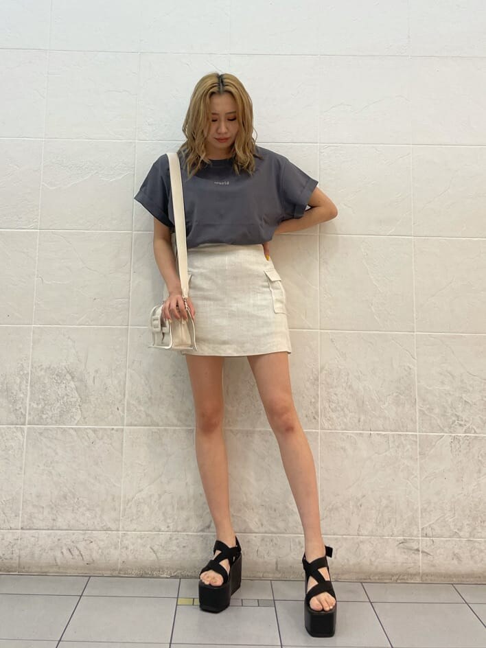ブラック系のサンダル、ホワイト系のスカート、グレー系のTシャツ/カットソーを着用したレディースの夏コーディネートの2枚目の写真