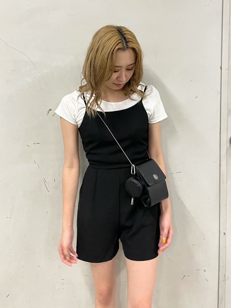 ブラック系のつなぎ/オールインワン、ブラック系のサンダル、ホワイト系のTシャツ/カットソーを着用したレディースの夏コーディネートの3枚目の写真