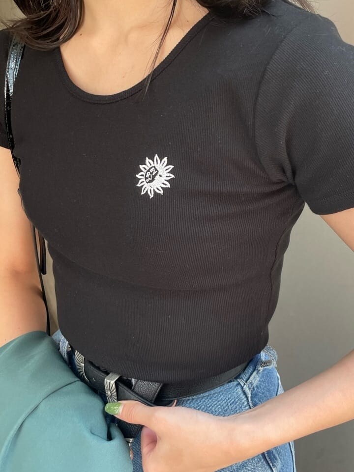 ブラック系のブーツ、ブルー系のデニムパンツ、ブラック系のTシャツ/カットソーを着用したレディースの春コーディネートの6枚目の写真