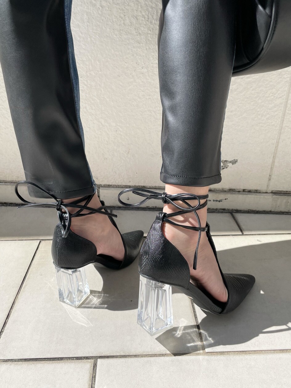 ブラック系のパンプス、ブルー系のデニムパンツ、ブラック系のハンドバッグを着用したレディースの春コーディネートの8枚目の写真