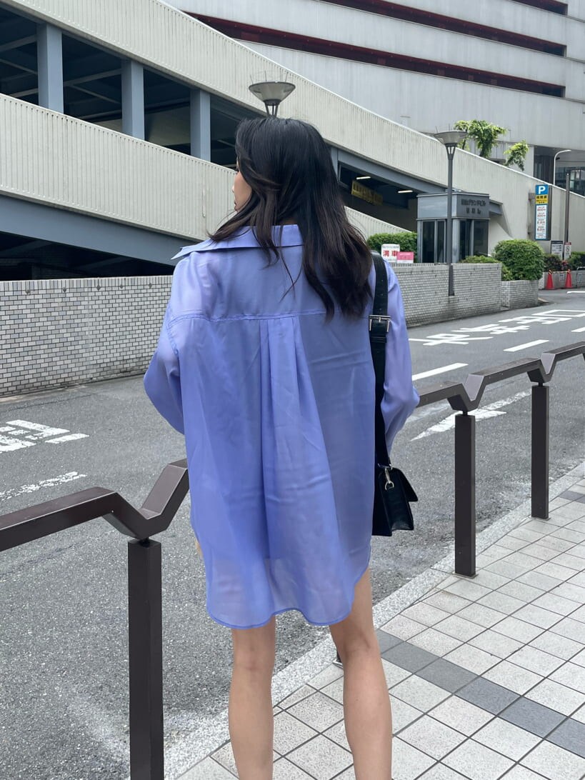 ブルー系のシャツ/ブラウス、ベージュ系のその他パンツ、ブラック系のショルダーバッグを着用したレディースの春コーディネートの5枚目の写真