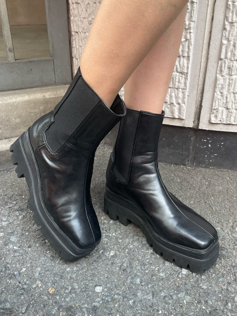 ブラック系のブーツ、ブラック系のシャツ/ブラウス、ブラック系のショルダーバッグを着用したレディースの夏コーディネートの9枚目の写真