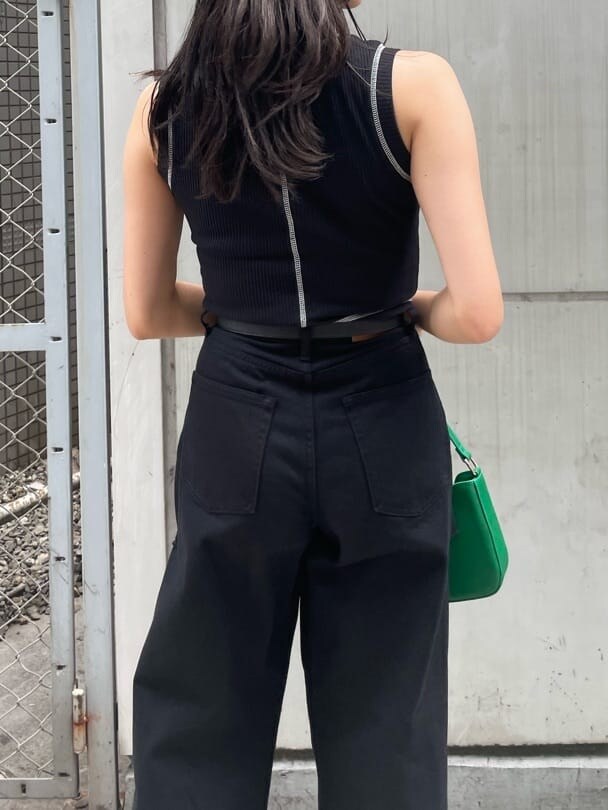 ブラック系のサンダル、その他のシャツ/ブラウス、グリーン系のショルダーバッグを着用したレディースの春コーディネートの4枚目の写真