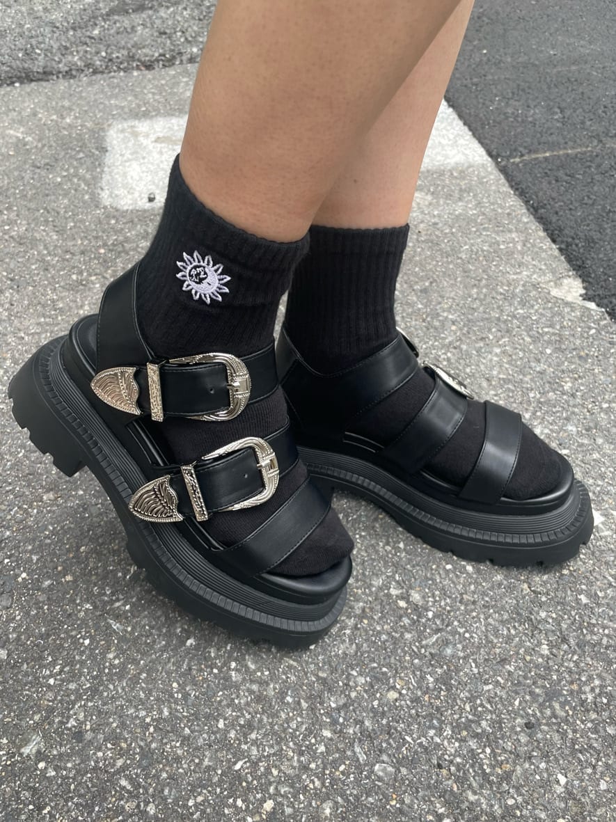 ブラック系のワンピース、ブラック系のショルダーバッグ、ブラック系のサンダルを着用したレディースの夏コーディネートの7枚目の写真