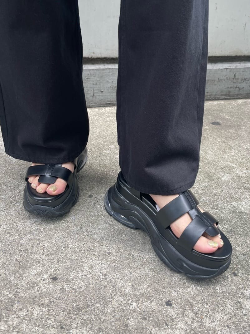 ブラック系のサンダル、その他のシャツ/ブラウス、グリーン系のショルダーバッグを着用したレディースの春コーディネートの9枚目の写真