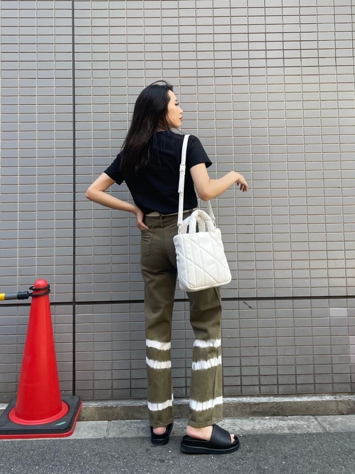 ブラック系のTシャツ/カットソー、ベージュ系のデニムパンツ、ホワイト系のベルトを着用したレディースの夏コーディネートの2枚目の写真