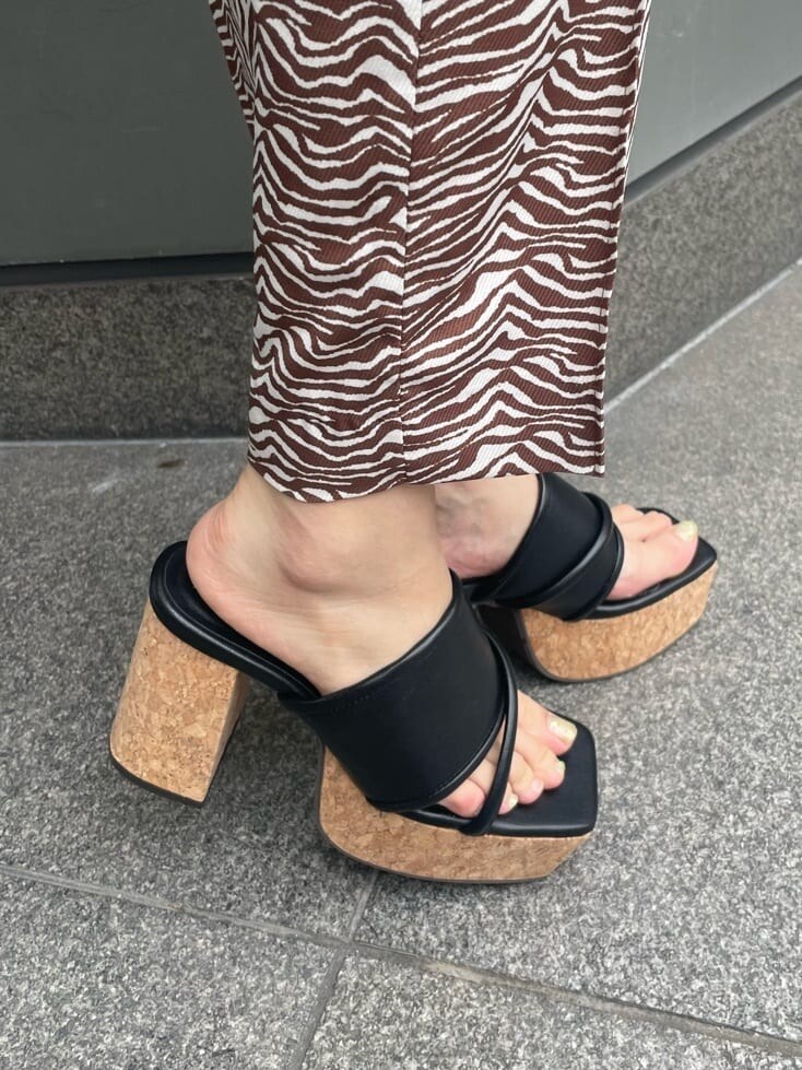 その他のその他パンツ、ブラック系のショルダーバッグ、ブラック系のTシャツ/カットソーを着用したレディースの春コーディネートの8枚目の写真