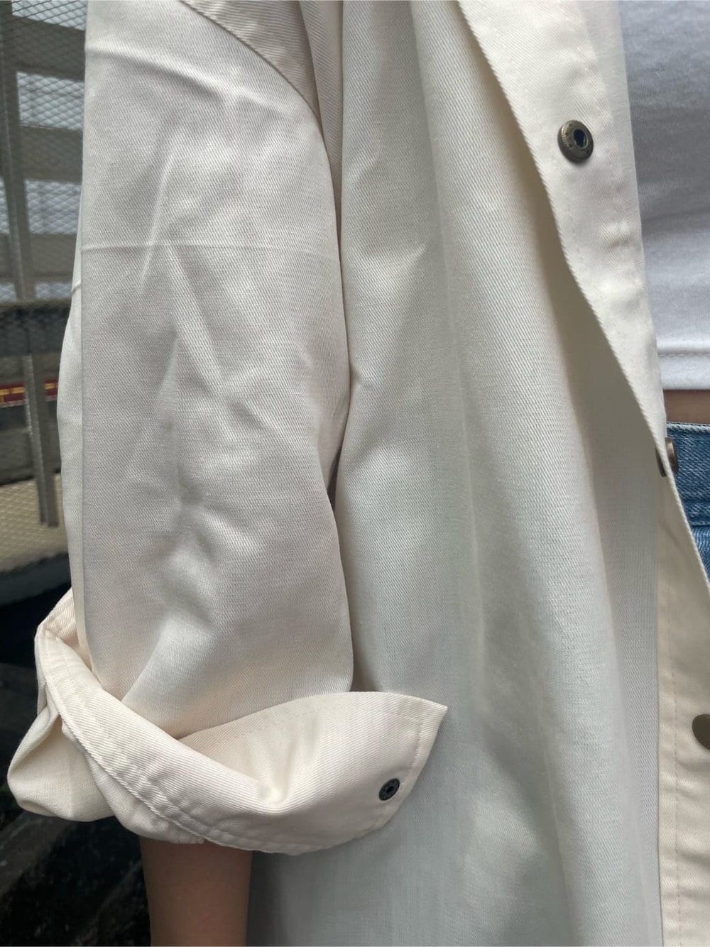 ホワイト系のシャツ/ブラウス、ホワイト系のTシャツ/カットソー、ブルー系のデニムスカートを着用したレディースの夏コーディネートの7枚目の写真