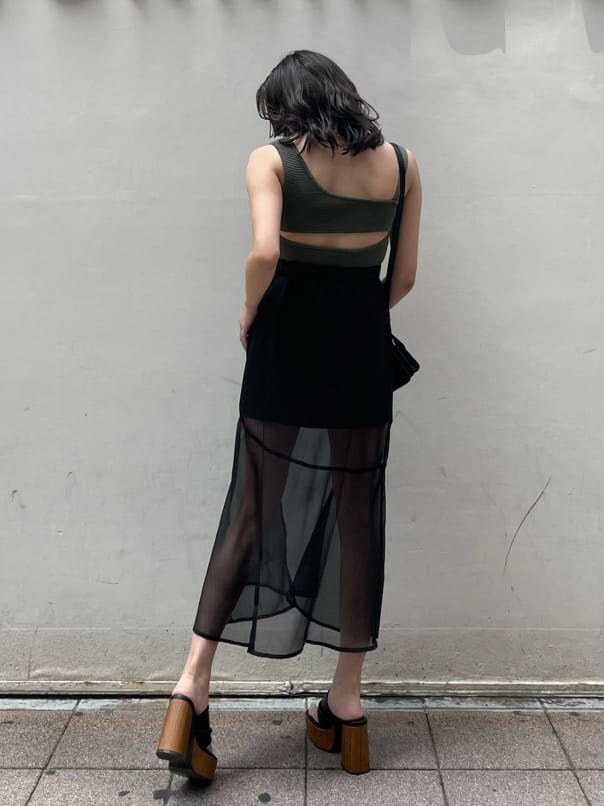 ブラック系のスカート、ブラック系のサンダル、ベージュ系のTシャツ/カットソーを着用したレディースの夏コーディネートの3枚目の写真
