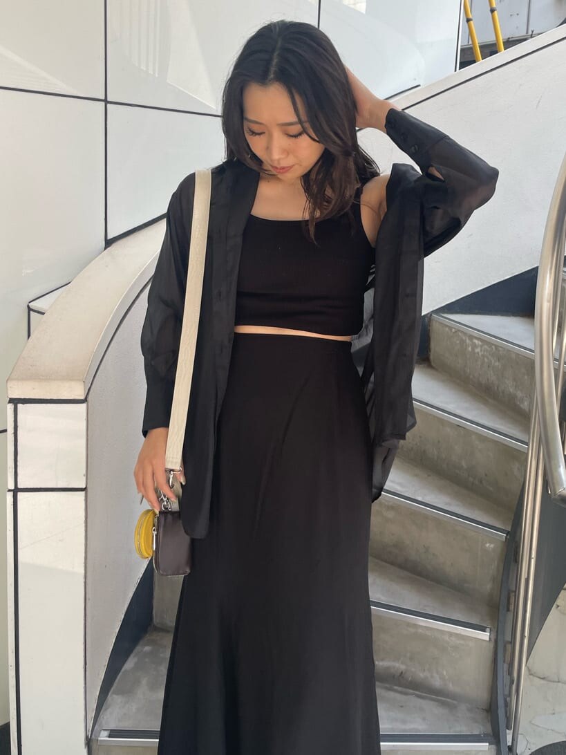 ブラック系のキャミソール、ブラック系のシャツ/ブラウス、ホワイト系のショルダーバッグを着用したレディースの夏コーディネートの3枚目の写真