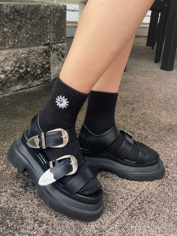 ホワイト系のシャツ/ブラウス、ホワイト系のTシャツ/カットソー、ブルー系のデニムスカートを着用したレディースの夏コーディネートの10枚目の写真