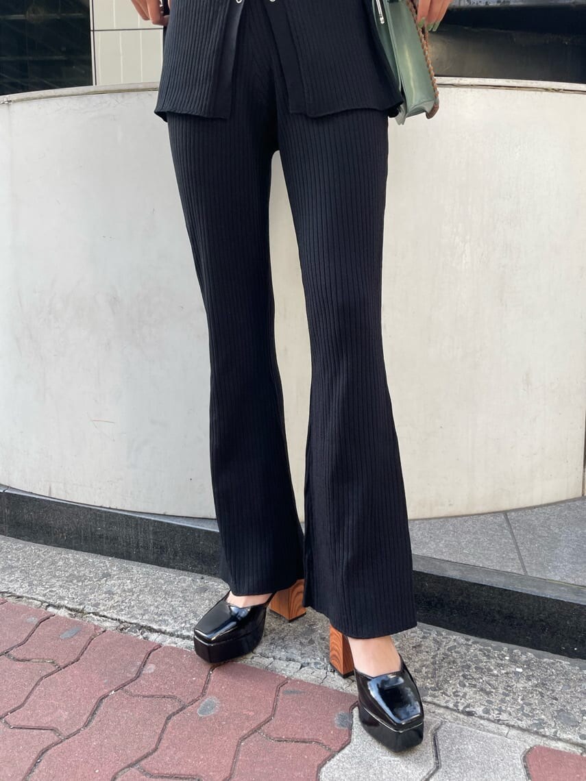 ブラック系のパンプス、グリーン系のショルダーバッグ、ブラック系のその他パンツを着用したレディースの春コーディネートの6枚目の写真