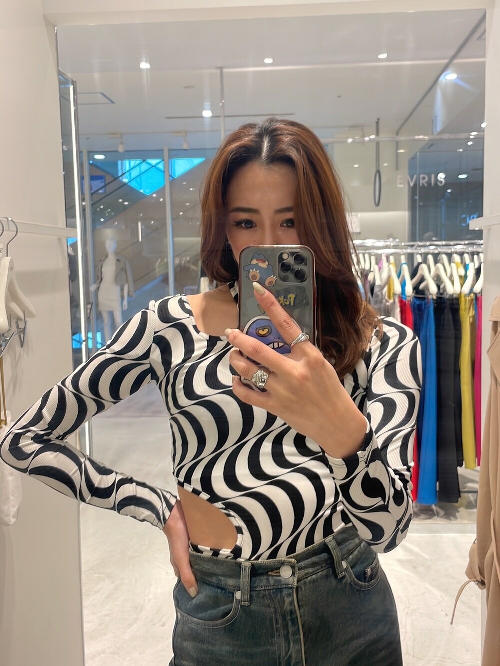 ブラック系のTシャツ/カットソー、ブラック系のブーツを着用したレディースの春コーディネートの2枚目の写真