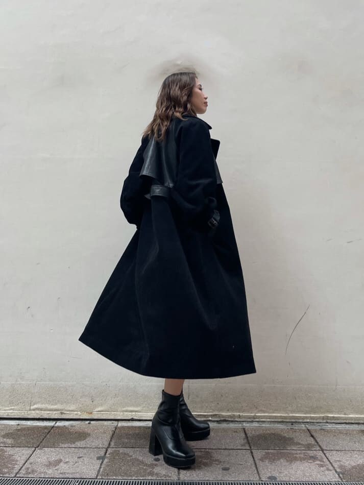 ホワイト系のTシャツ/カットソー、ブラック系のその他パンツ、ブラック系のトレンチコートを着用したレディースの秋コーディネートの4枚目の写真