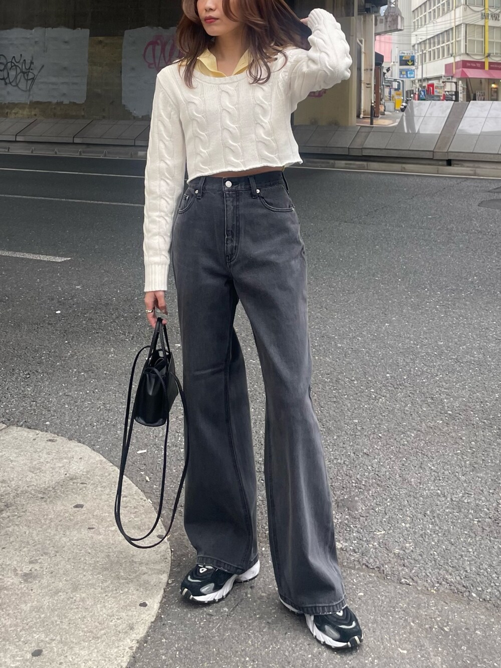 ブラック系のデニムパンツ、イエロー系のシャツ/ブラウス、ホワイト系のカーディガン/ボレロを着用したレディースの春コーディネートの2枚目の写真