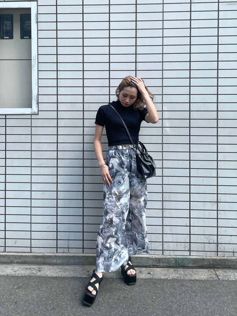 ブラック系のその他パンツ、ブラック系のサンダル、ブラック系のTシャツ/カットソーを着用したレディースの春コーディネートの2枚目の写真