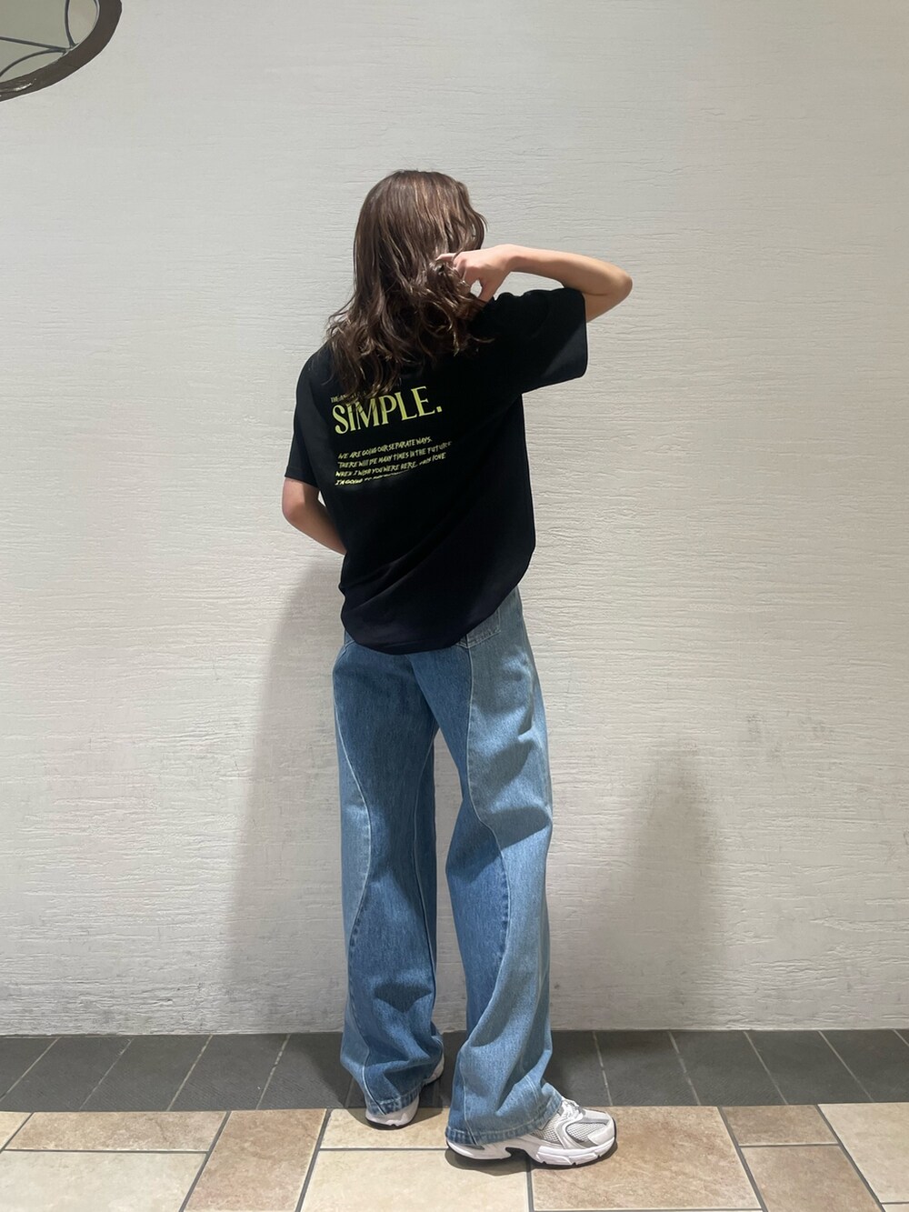 ブラック系のTシャツ/カットソー、ブルー系のデニムパンツを着用したレディースの夏コーディネートの3枚目の写真