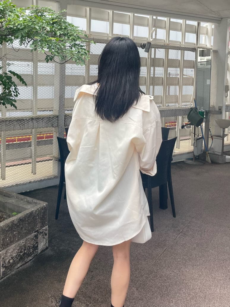 ホワイト系のシャツ/ブラウス、ホワイト系のTシャツ/カットソー、ブルー系のデニムスカートを着用したレディースの夏コーディネートの4枚目の写真