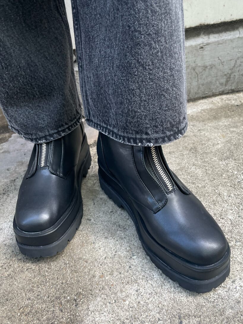 ブラック系のショルダーバッグ、ブラック系のデニムパンツ、ブラック系のブーツを着用したレディースの春コーディネートの10枚目の写真