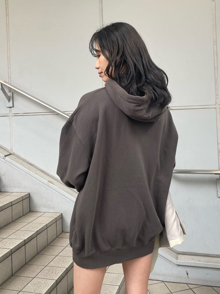 ホワイト系のテーラードジャケット、ブラック系のスカート、ブラック系のブーツを着用したレディースの冬コーディネートの8枚目の写真