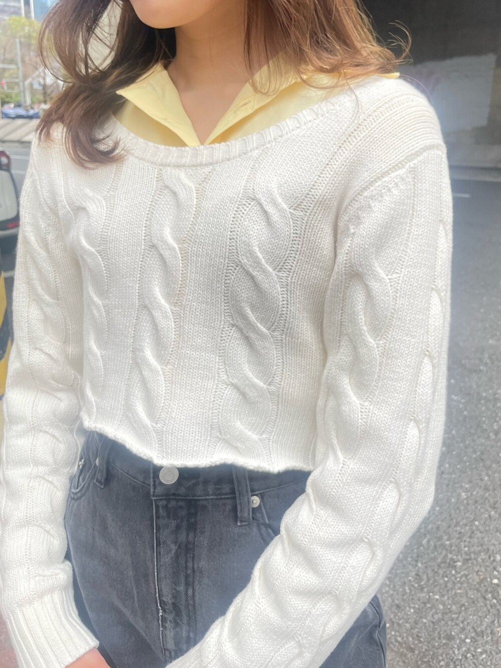 ブラック系のデニムパンツ、イエロー系のシャツ/ブラウス、ホワイト系のカーディガン/ボレロを着用したレディースの春コーディネートの6枚目の写真